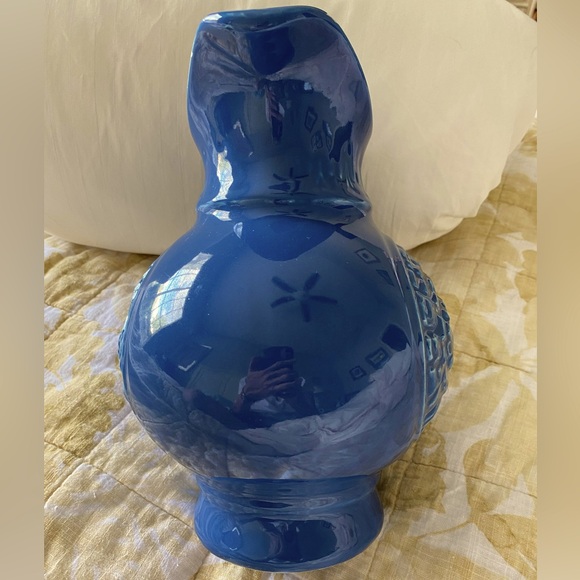 Vintage McCoy Raised Turkey vase/pitcher 1968. Beautiful blue. Tiny chip on top. - Picture 11 of 15